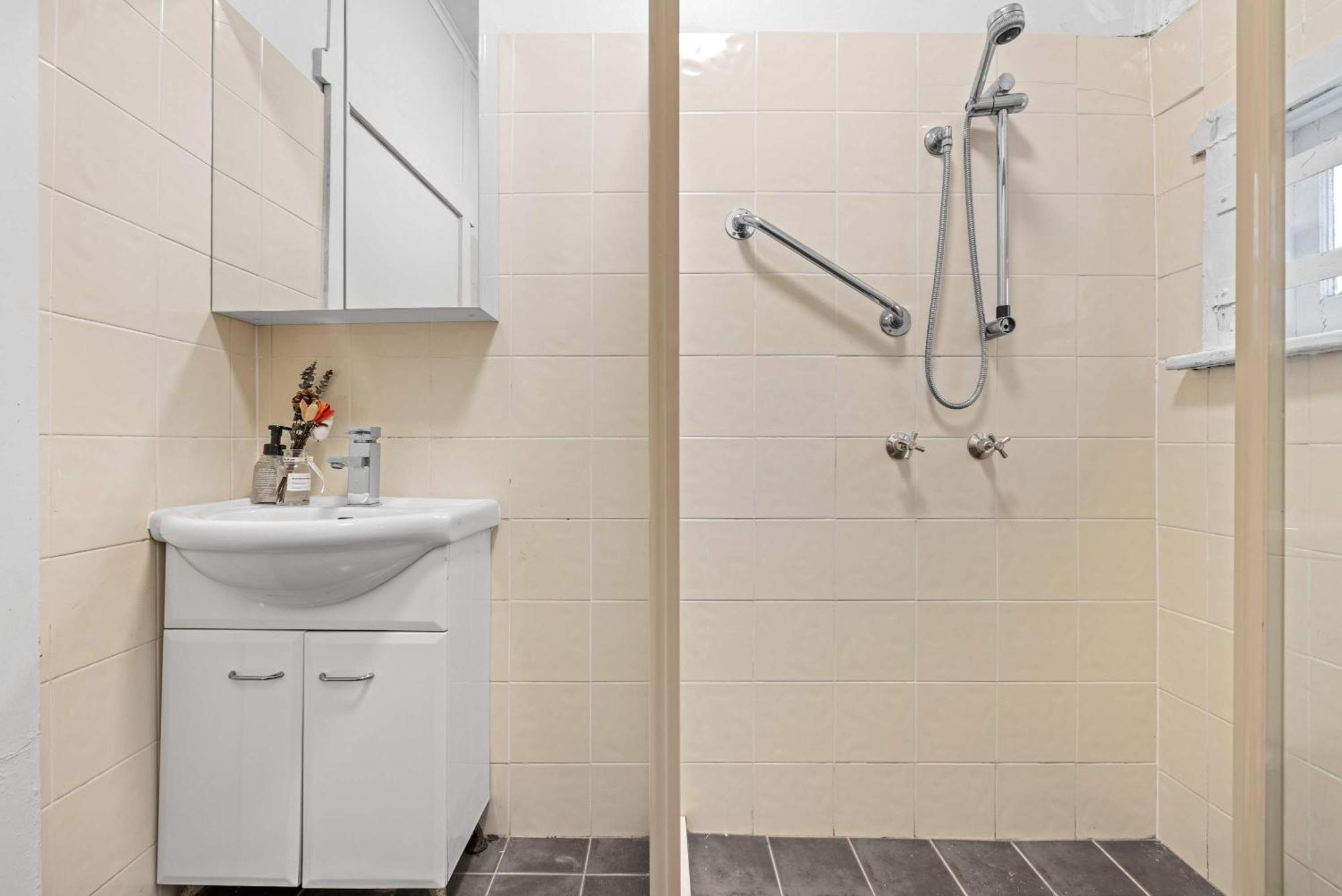 Boutique Single - Centrally Located - Shared Bathroom